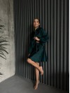 Жіночий шовковий костюм спідниця на запах+сорочка смарагдового кольору 32931