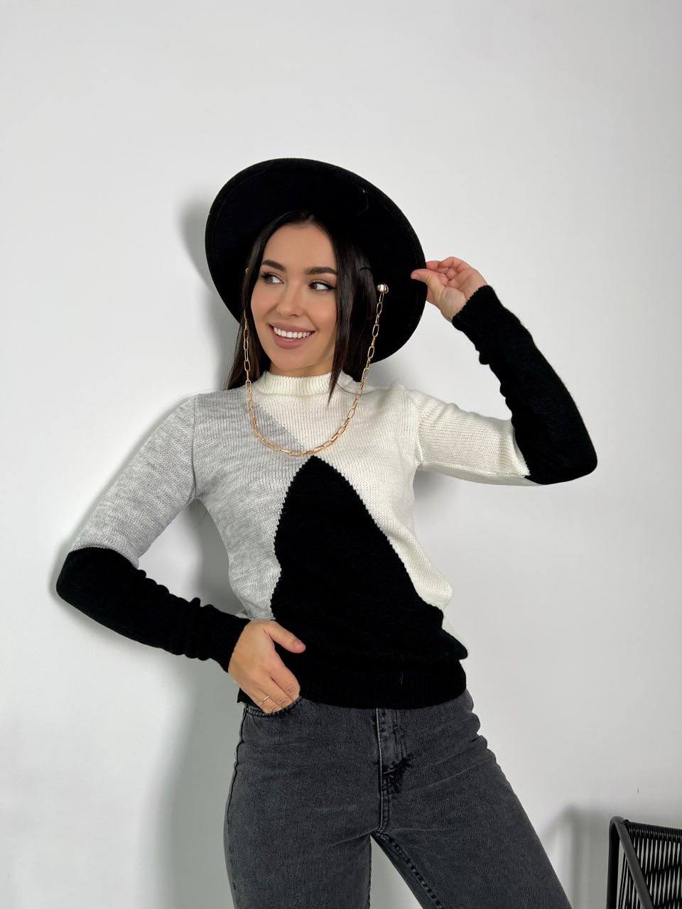 Жіночий вовняний светр молочно-чорного кольору 30175