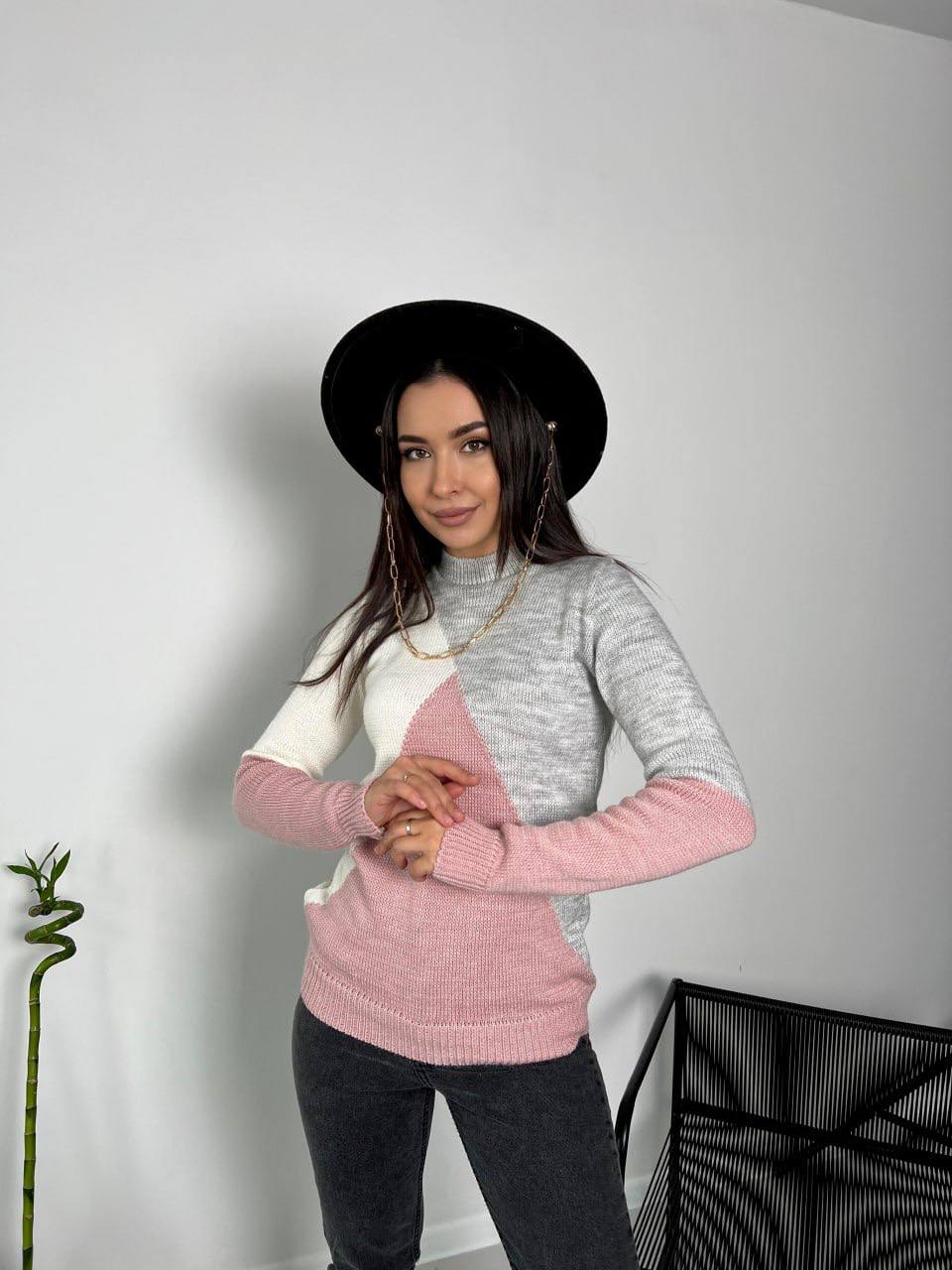 Женский шерстяной свитер розово-серого цвета 30174