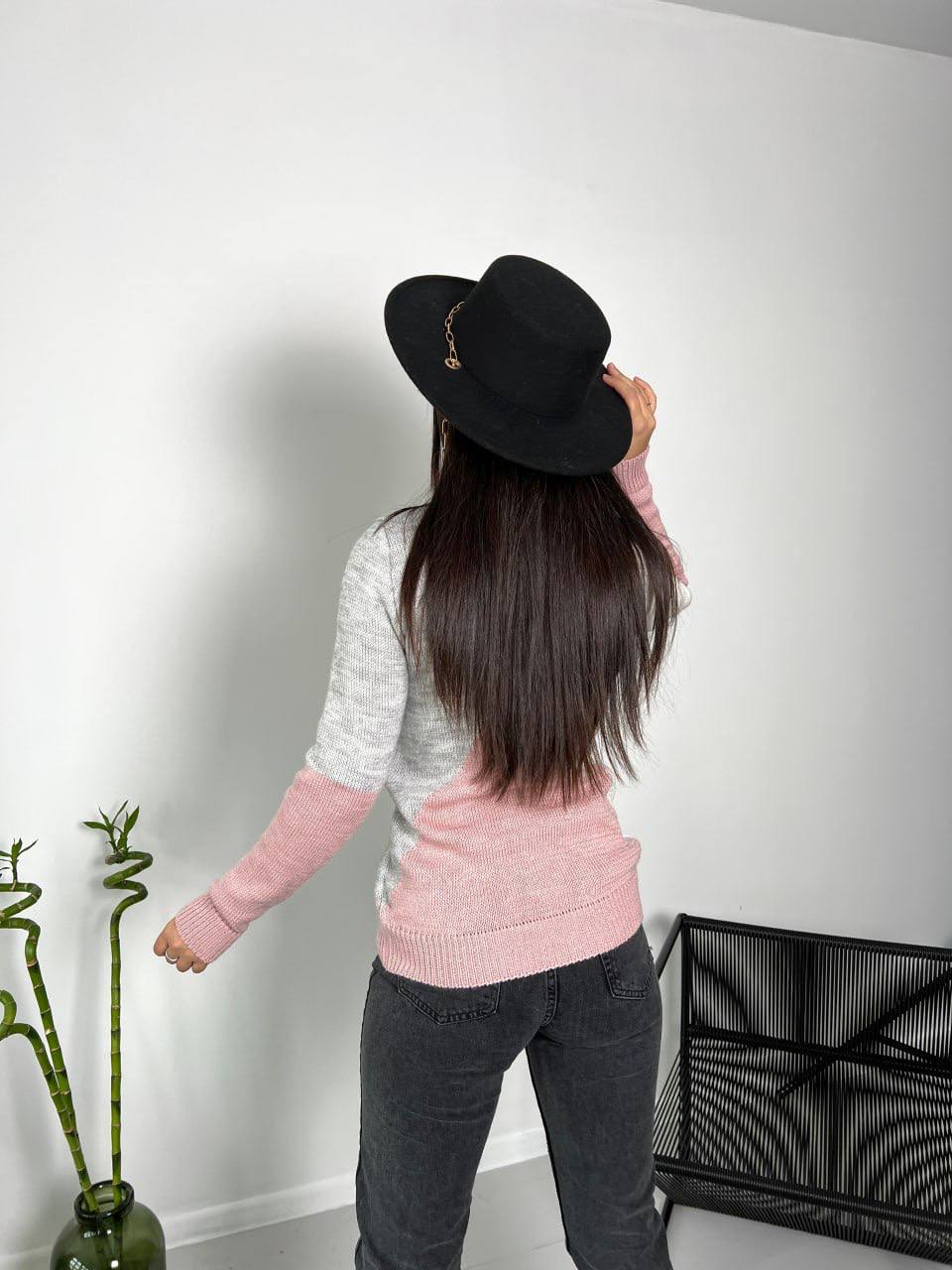 Женский шерстяной свитер розово-серого цвета 30174