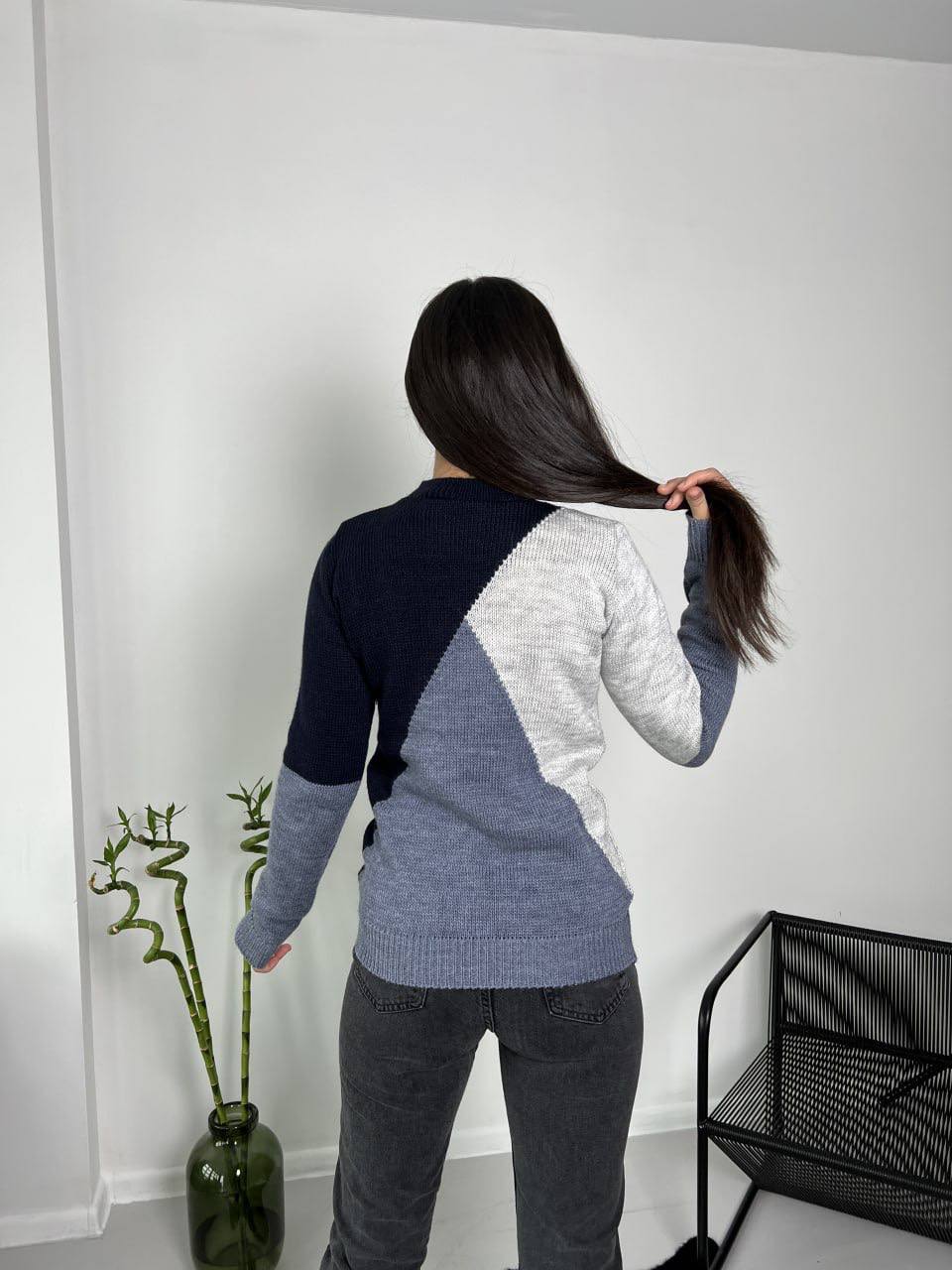 Женский шерстяной свитер синего цвета 30173