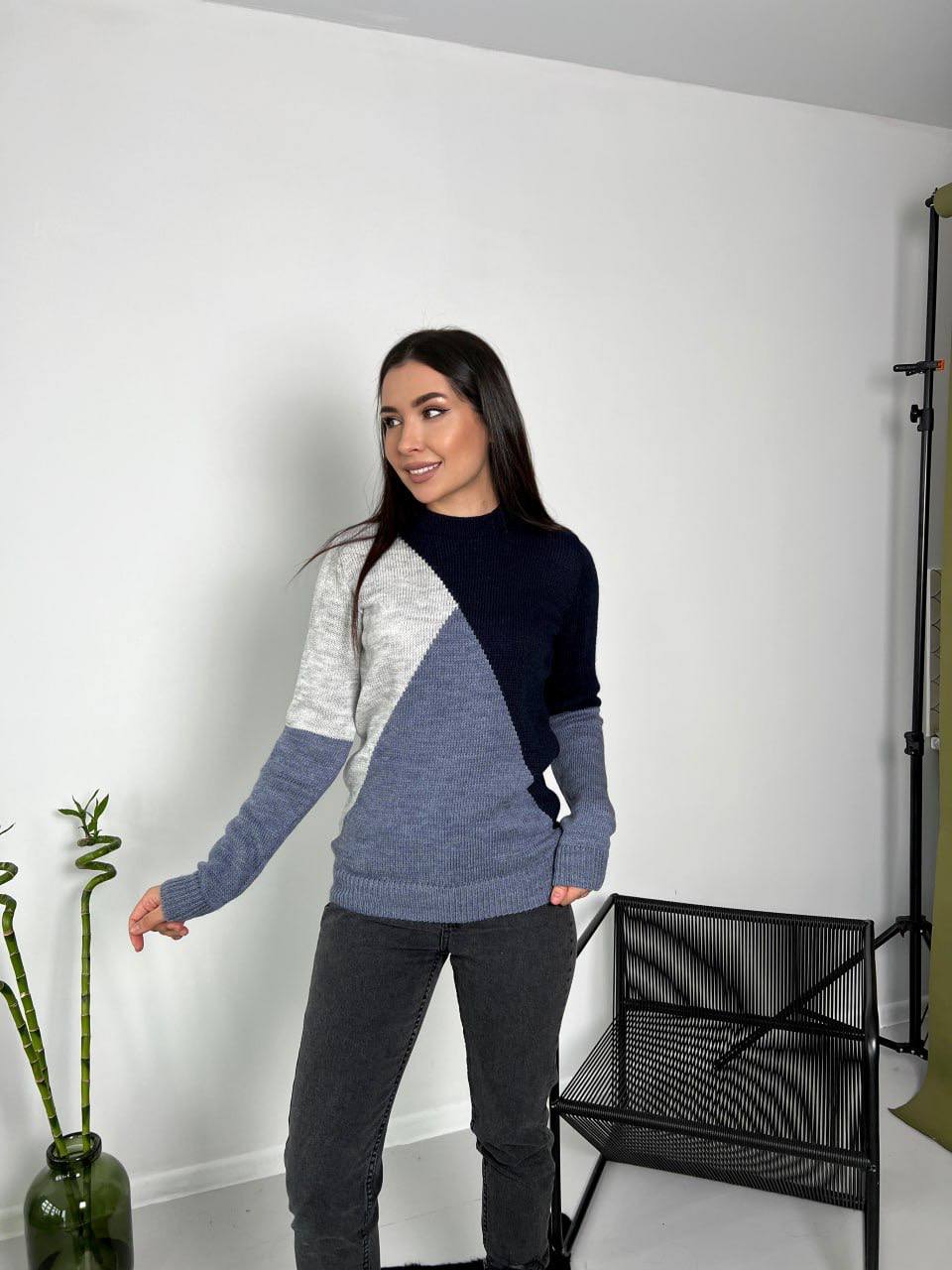 Женский шерстяной свитер синего цвета 30173