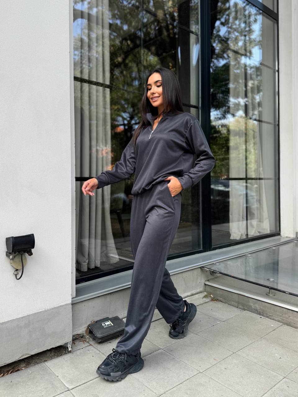 Женский спортивный костюм из трикотажа графитового цвета 29185