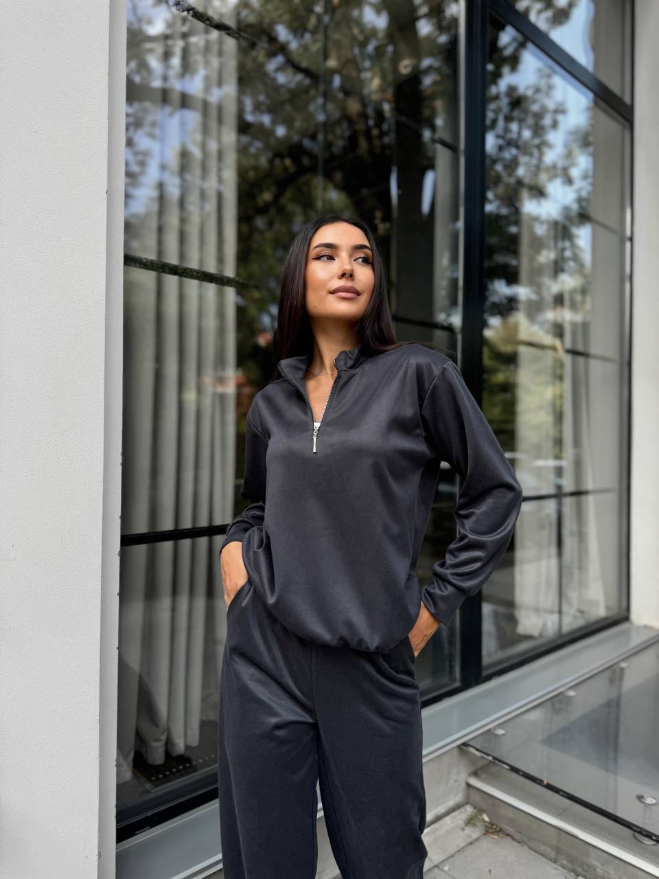 Женский спортивный костюм из трикотажа графитового цвета 29185