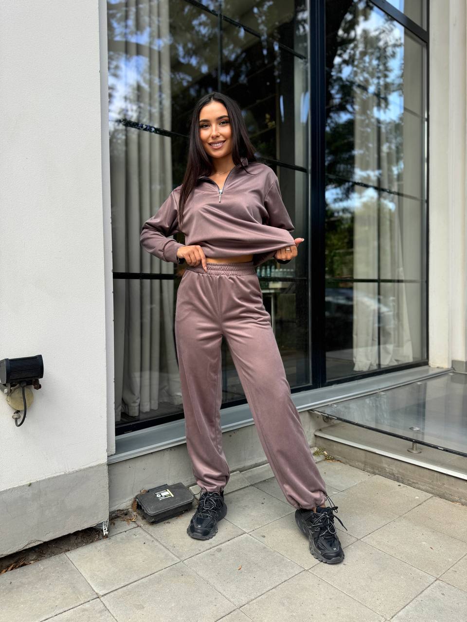 Женский спортивный костюм из трикотажа кофейного цвета 29184