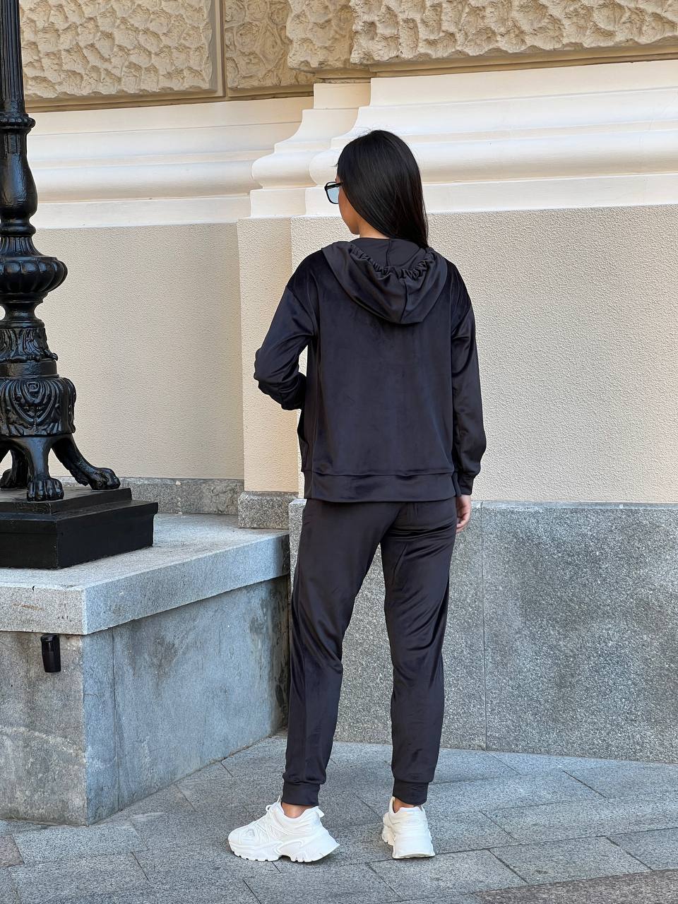 Жіночий спортивний костюм на блискавці чорного кольору 25251