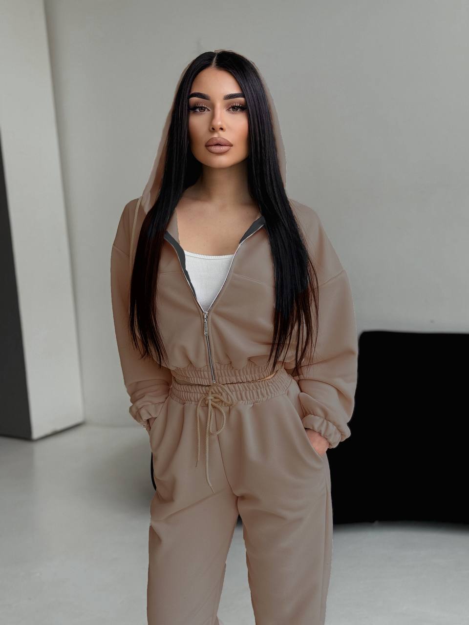 Жіночий спортивний костюм на змійці коричневого кольору 32696