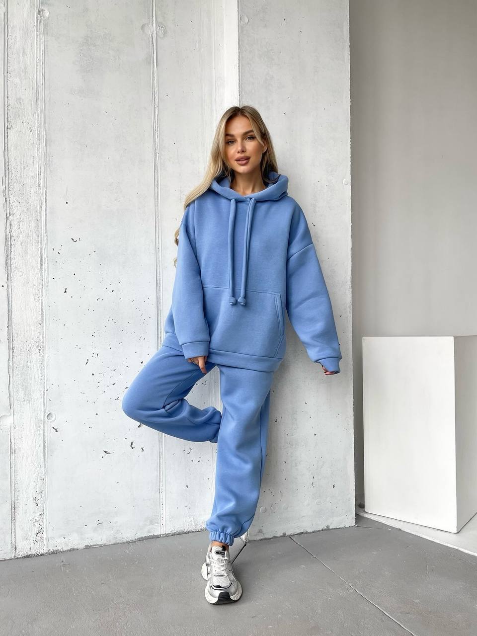 Жіночий спортивний костюм з капюшоном блакитного кольору 29759