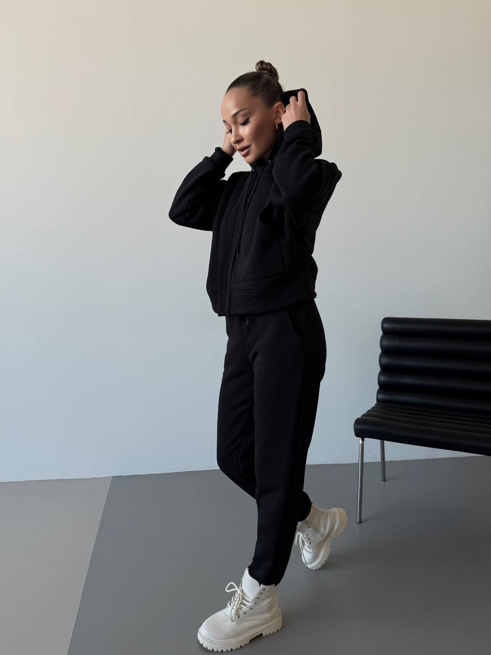 Жіночий спортивний костюм на флісі чорного кольору 30108
