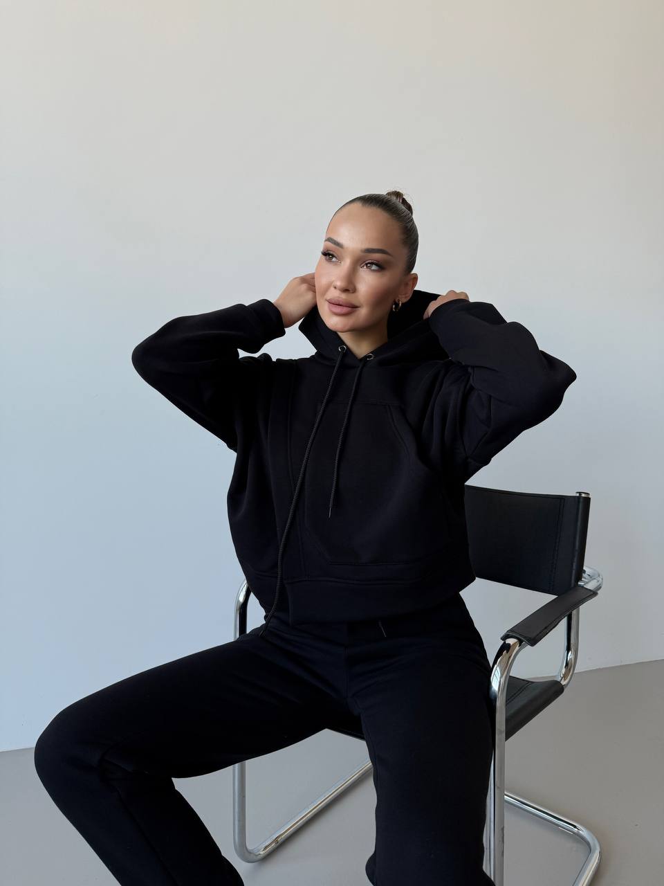 Жіночий спортивний костюм на флісі чорного кольору 30108