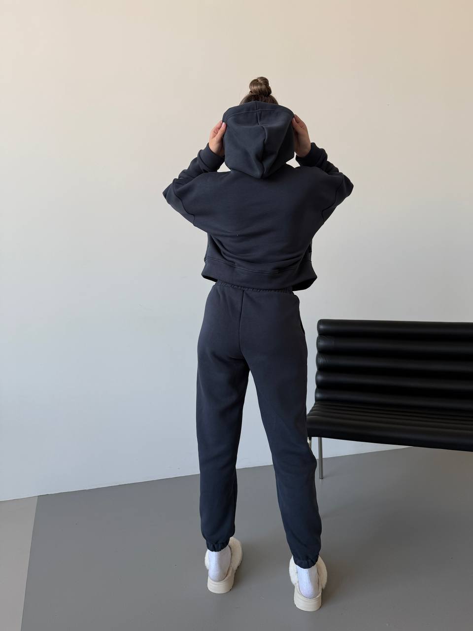 Женский спортивный костюм на флисе графитового цвета 30106