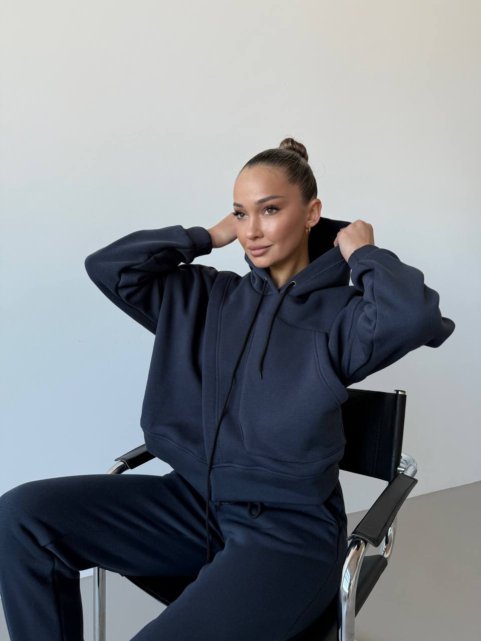 Женский спортивный костюм на флисе графитового цвета 30106