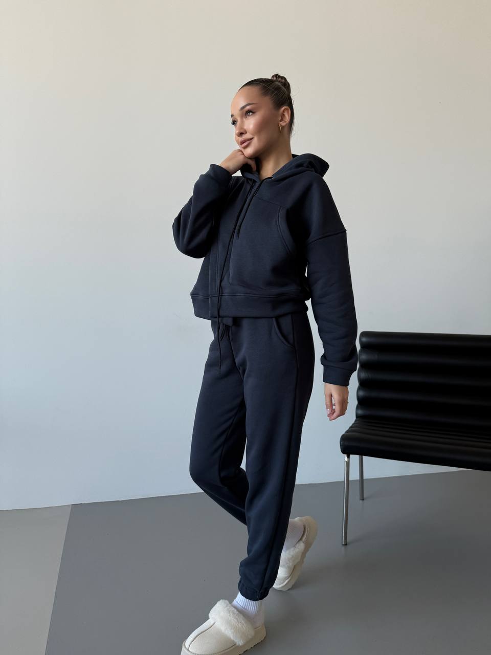 Женский спортивный костюм на флисе графитового цвета 30106