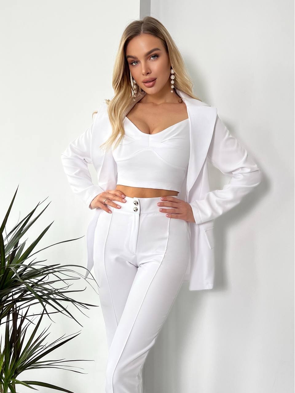Жіночий стильний костюм-трійка білого кольору 25772