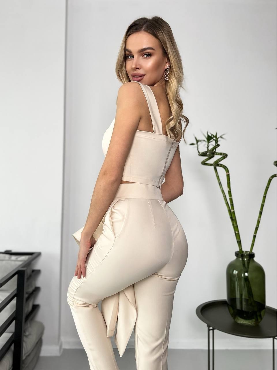 Женский стильный костюм-тройка светло-бежевого цвета 25775