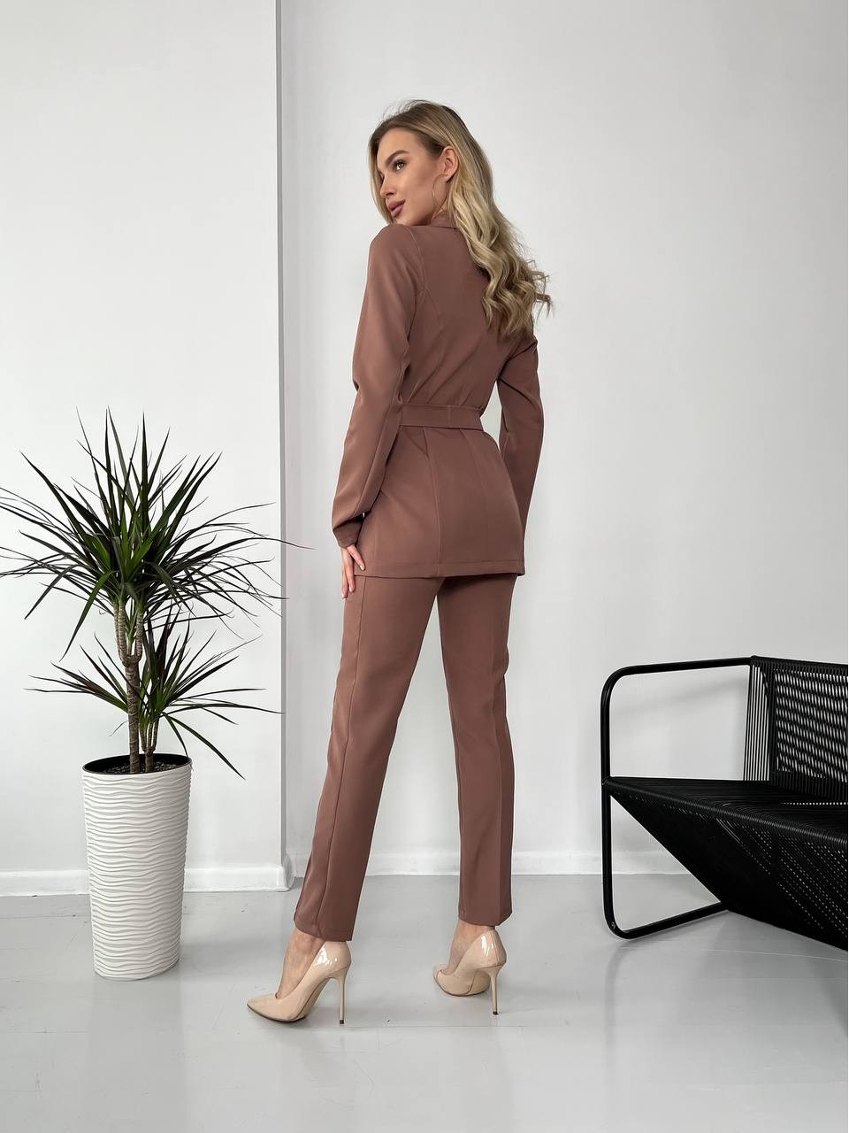 Жіночий стильний костюм-трійка кавового кольору 25778