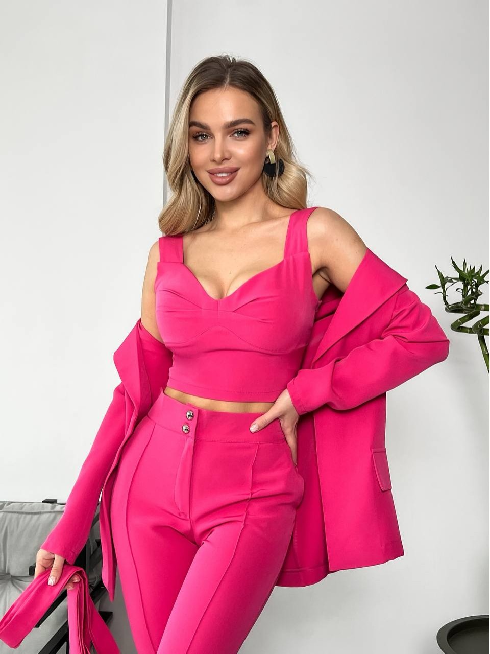 Жіночий стильний костюм-трійка малинового кольору 25779