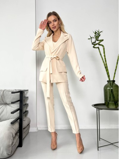 Жіночий стильний костюм-трійка свiтло-бежевого кольору 25775