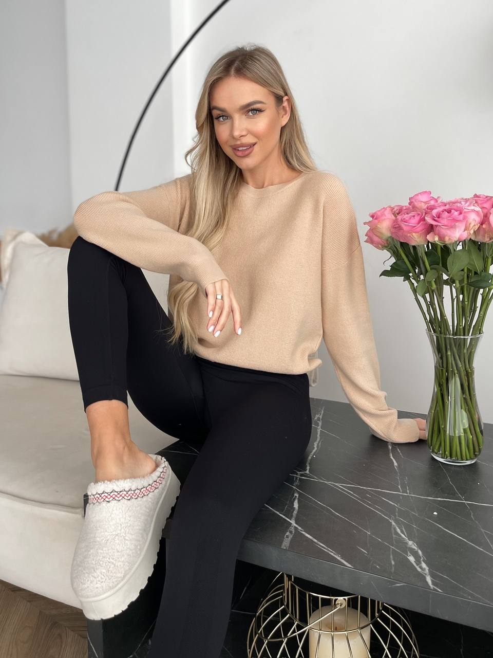 Женский свитер на затяжках бежевого цвета 29549