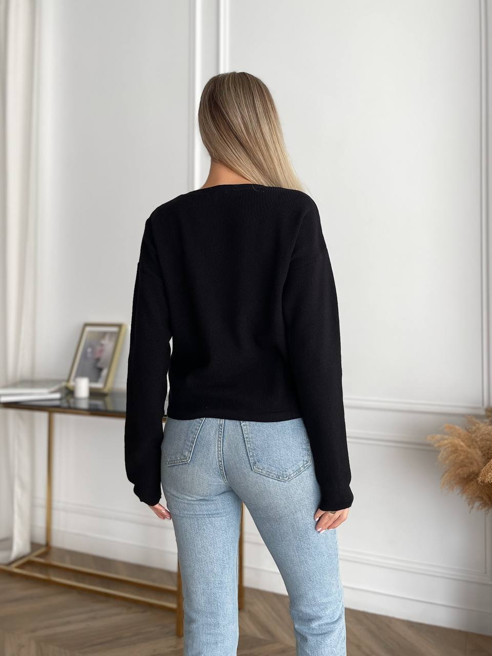 Жіночий светр на затяжках черного кольору 30663