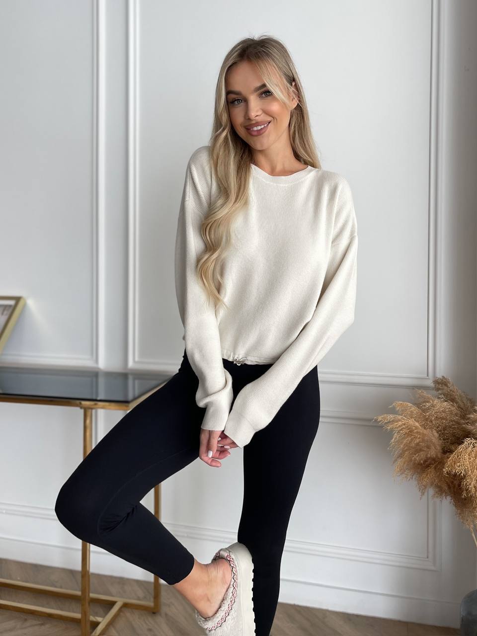 Жіночий светр на затяжках молочного кольору 29548