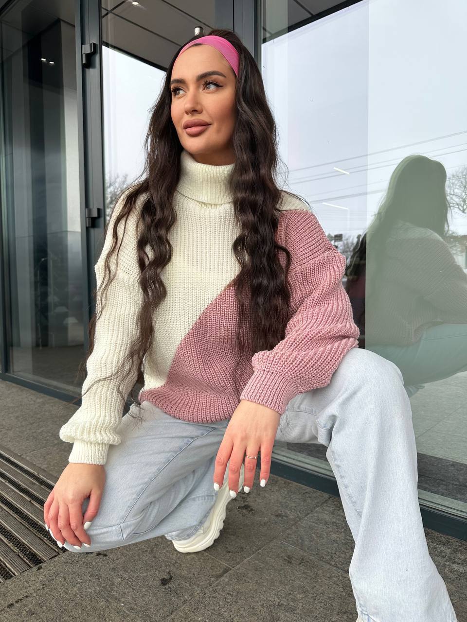 Жіночий светр із горловиною молочно-пудрового кольору 30292