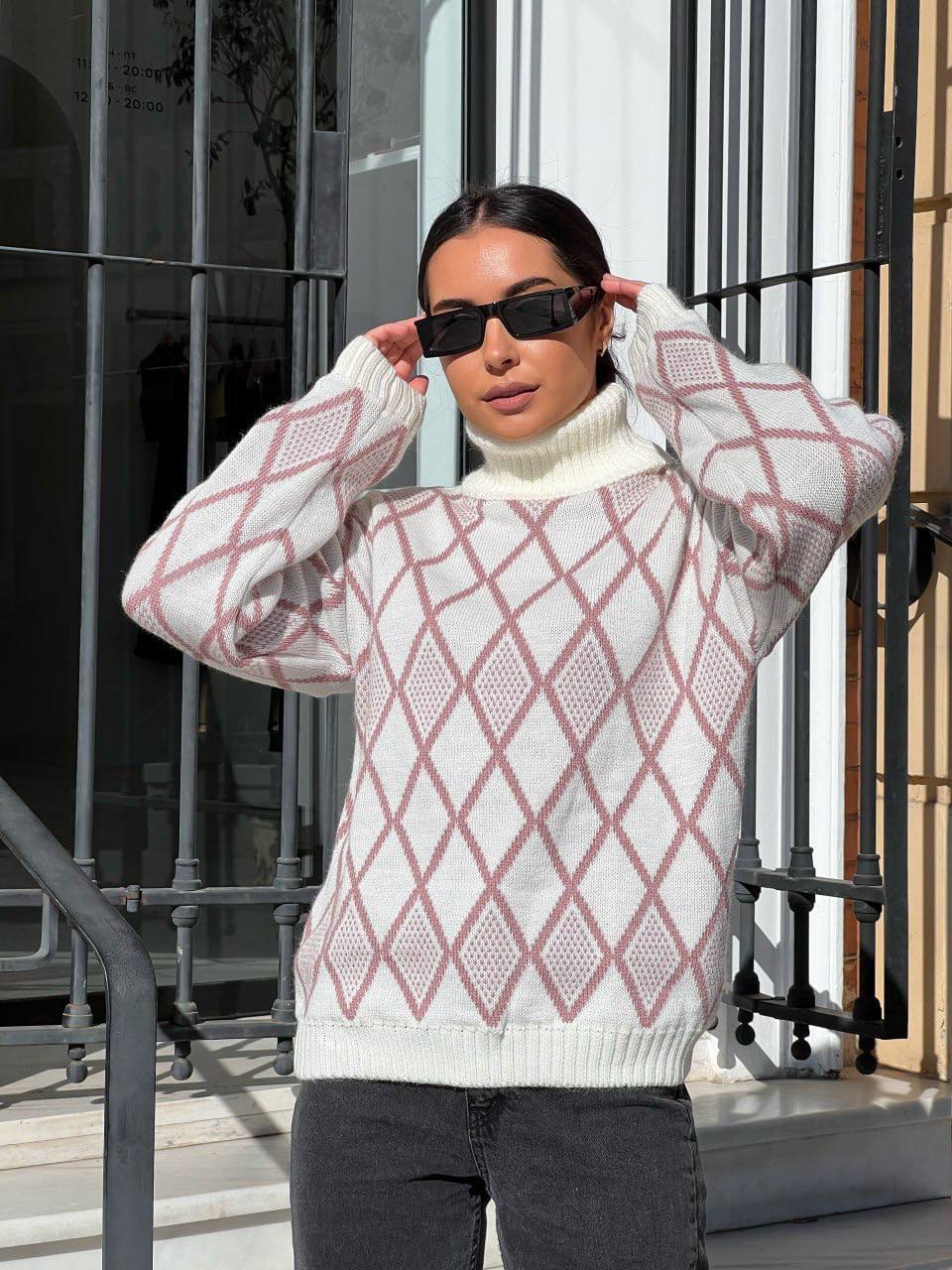 Жіночий светр із горловиною молочного кольору 30484