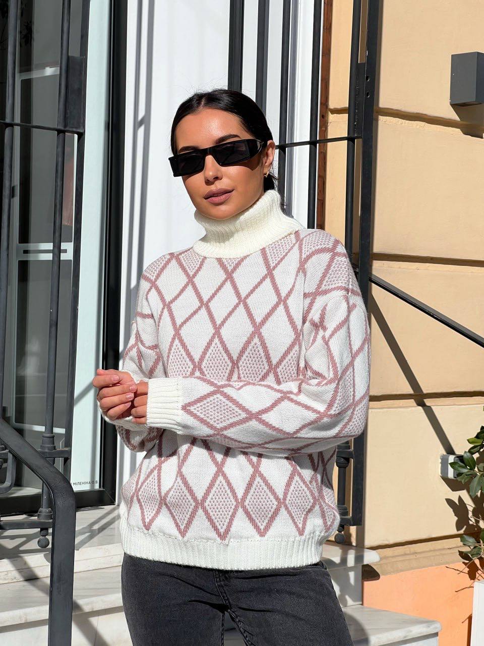 Жіночий светр із горловиною молочного кольору 30484