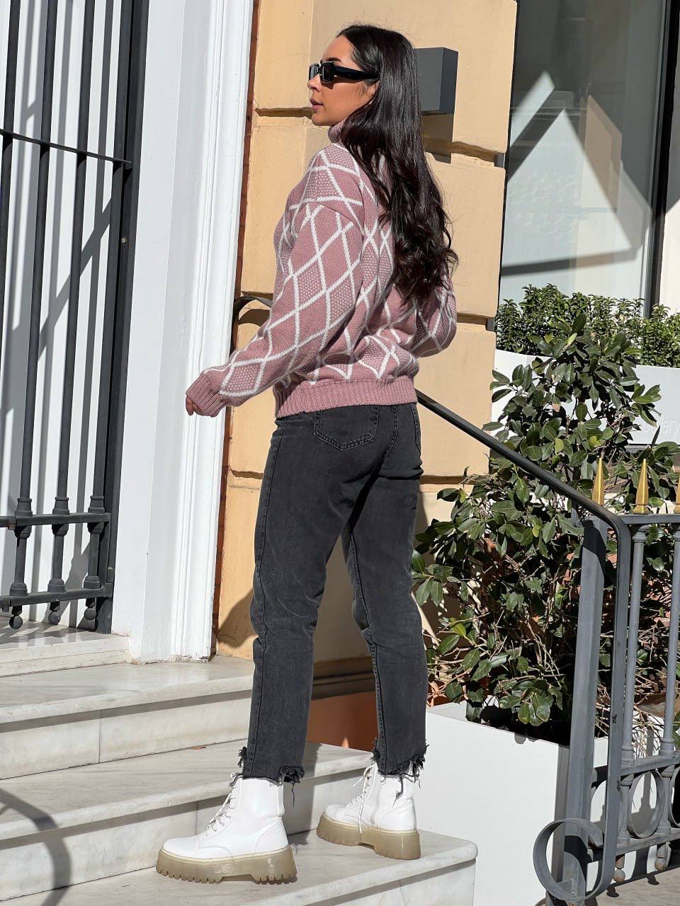 Жіночий светр із горловиною рожевого кольору 30483