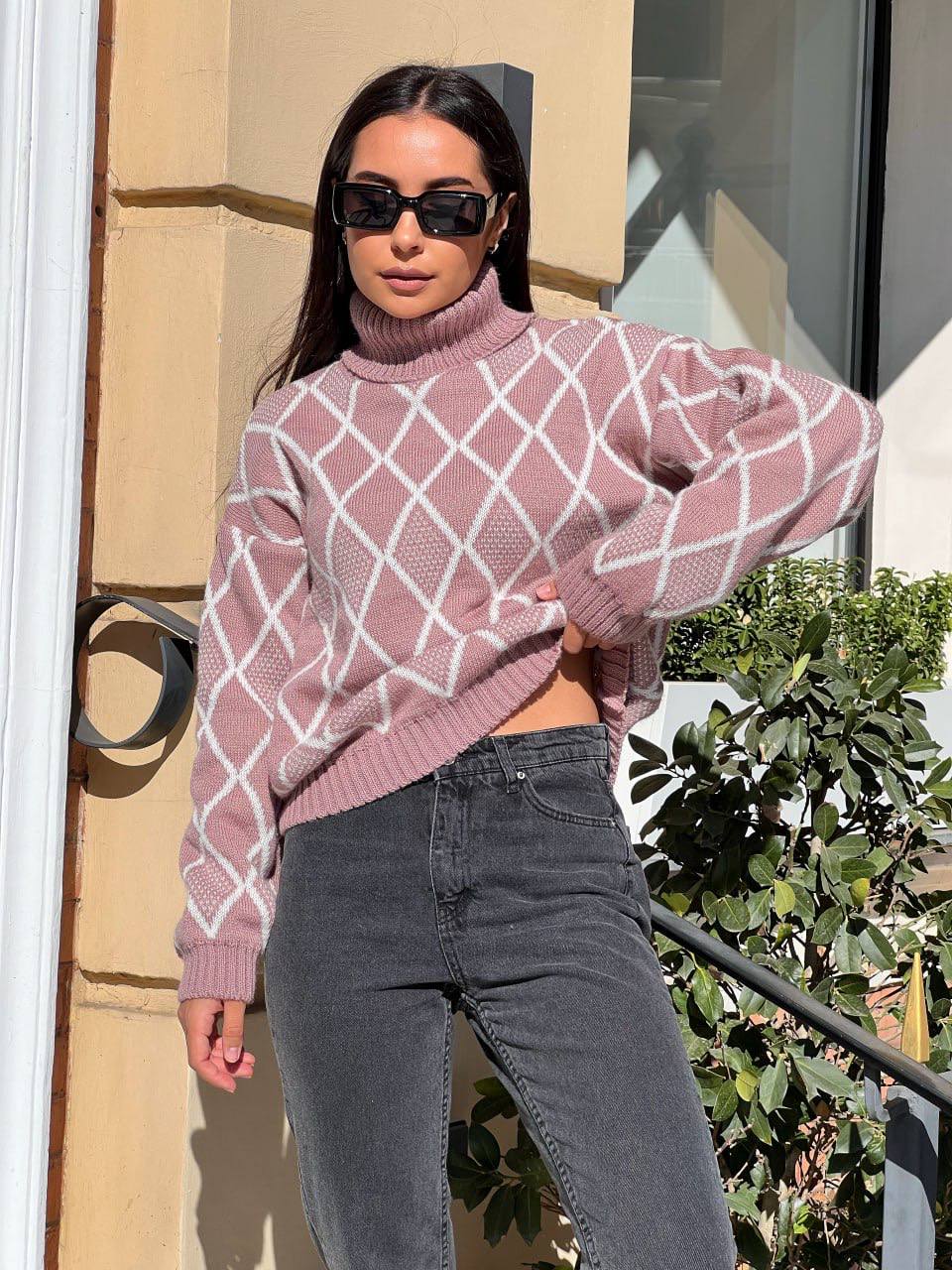 Жіночий светр із горловиною рожевого кольору 30483