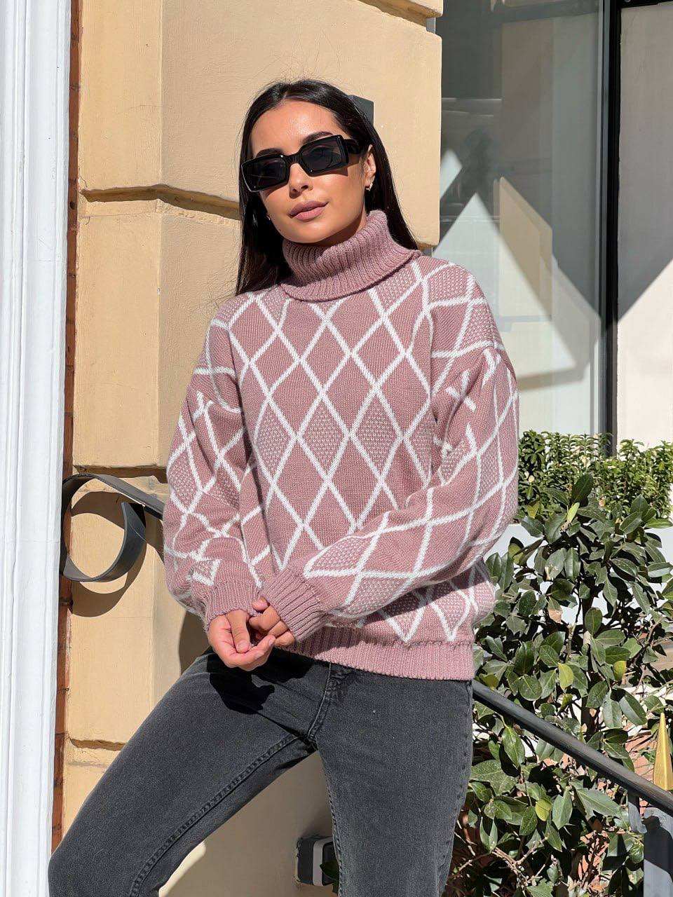 Жіночий светр із горловиною рожевого кольору 30483