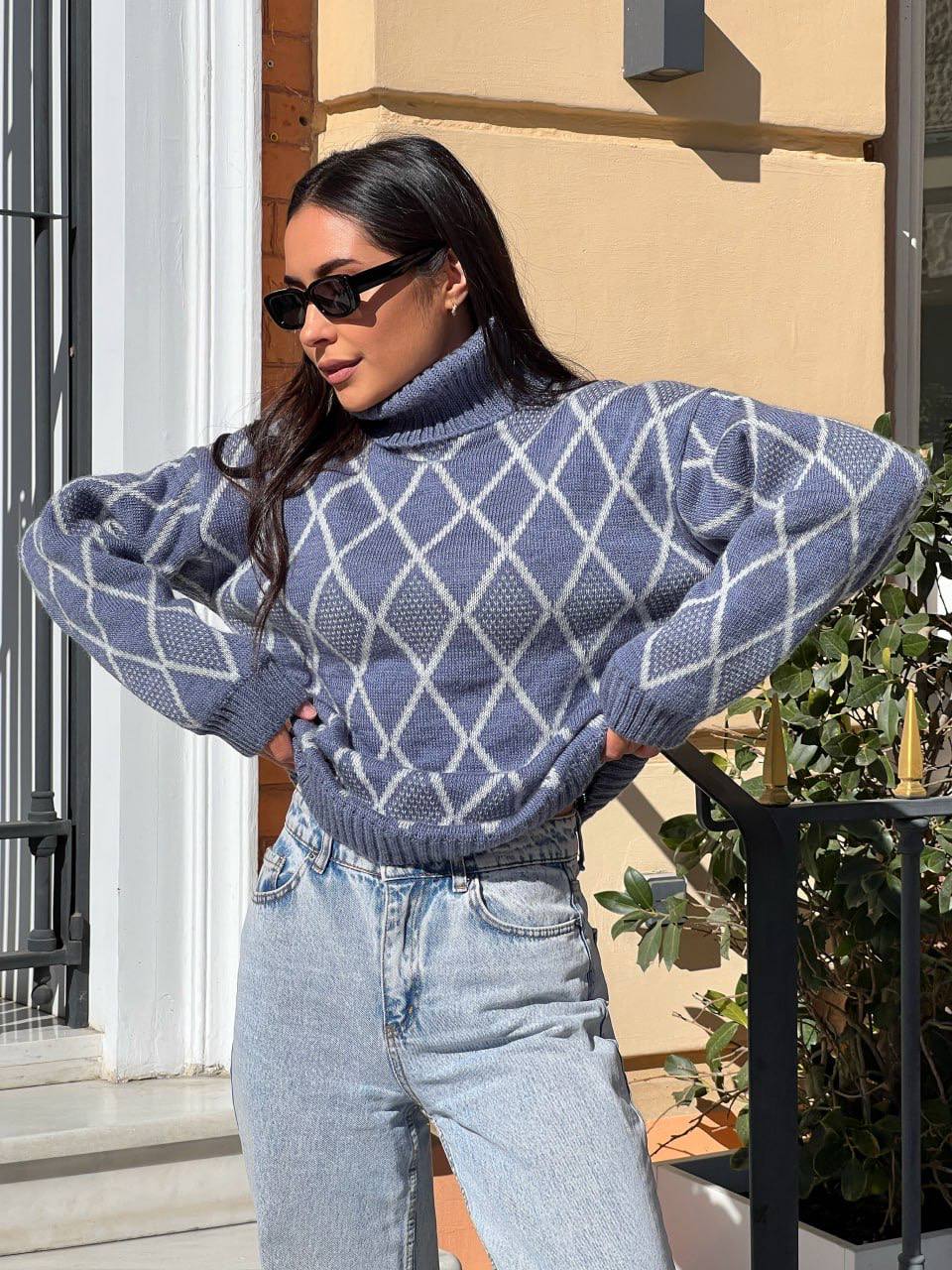 Женский свитер с горловиной синего цвета 30481