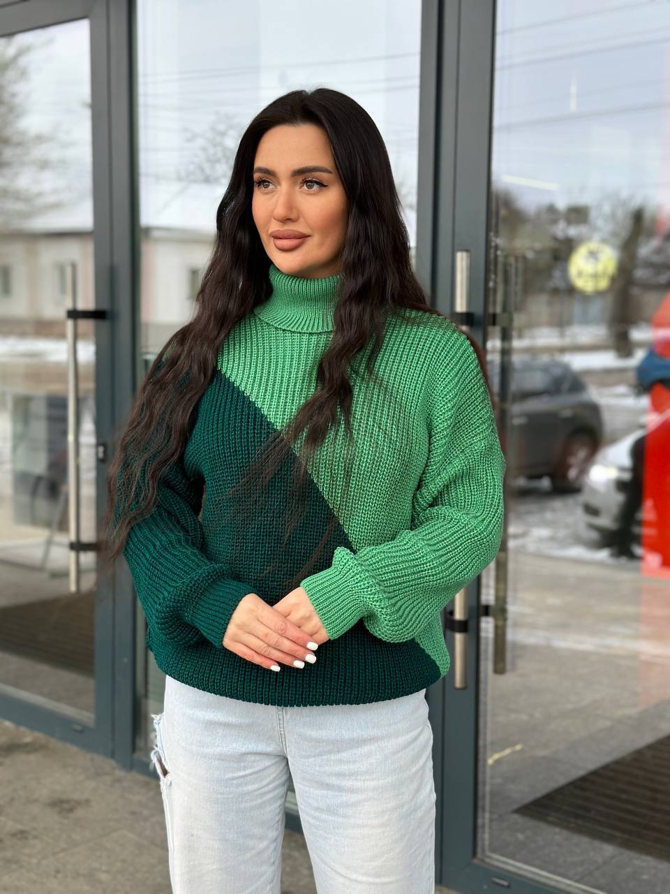 Жіночий светр із горловиною зеленого кольору 30291