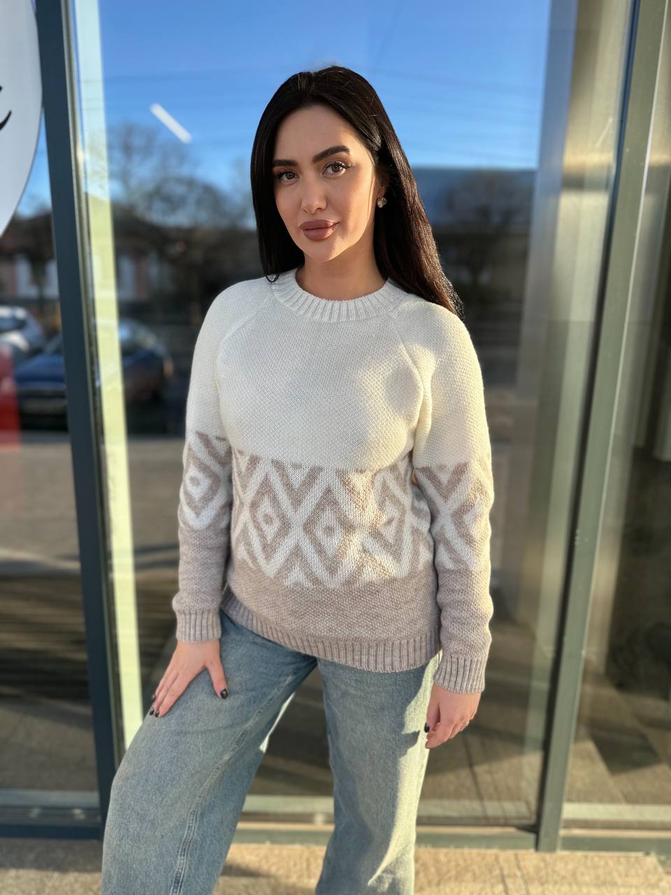 Жіночий светр із малюнком молочного кольору 30457