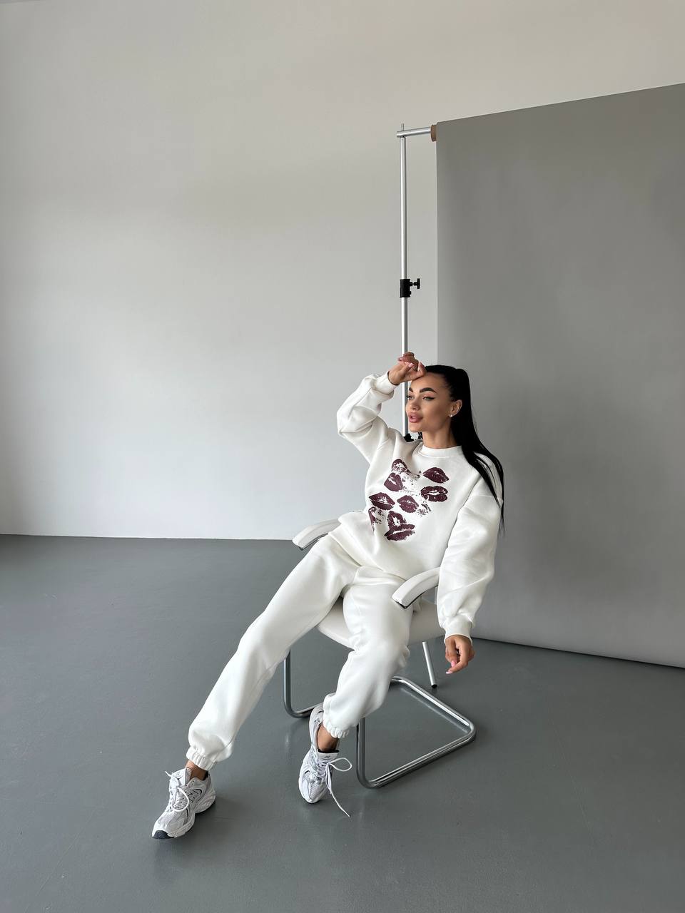 Женский свитшот на флисе с принтом белого цвета 29873