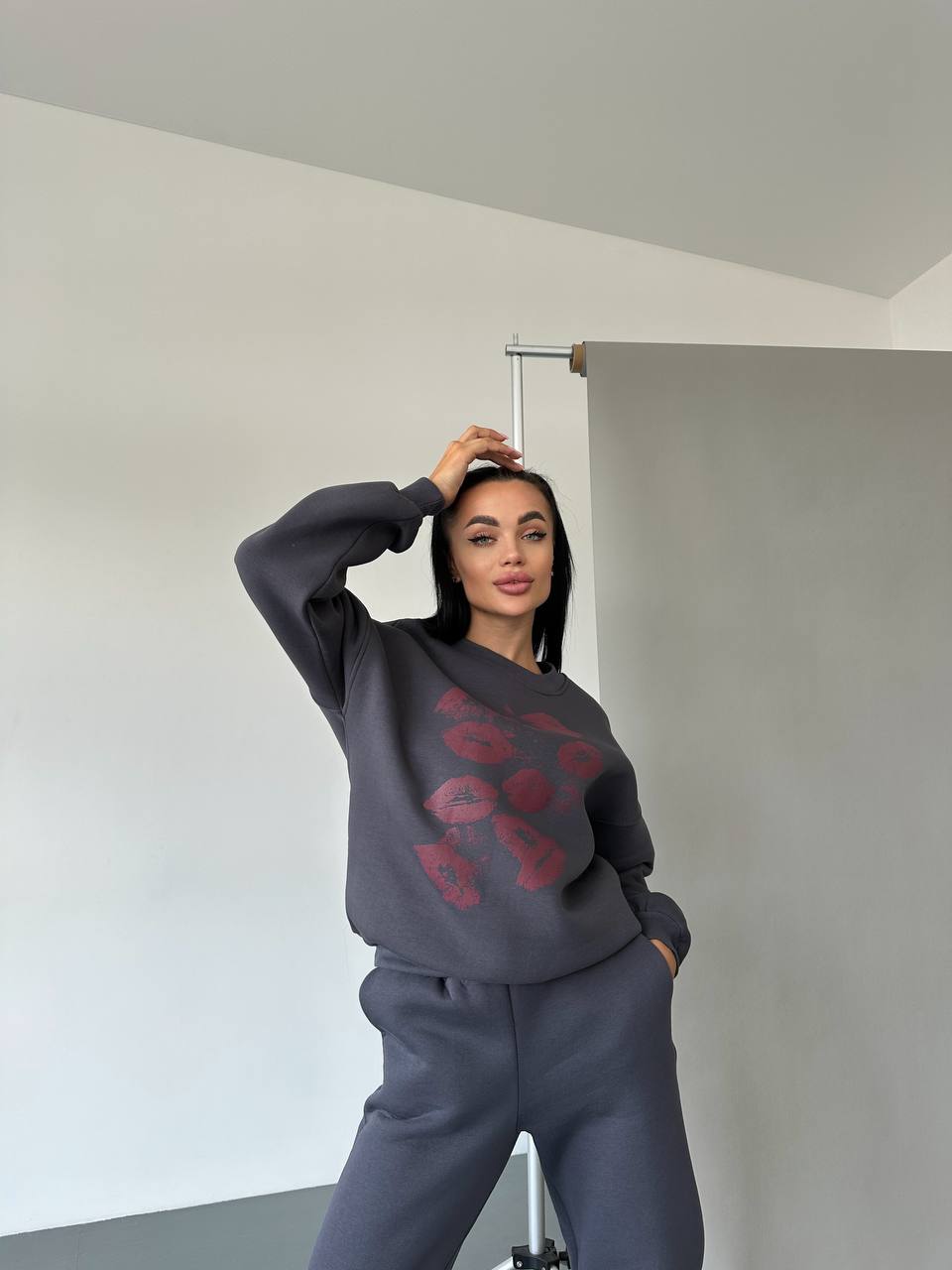 Жіночий світшот на флісі з принтом сірого кольору 29874