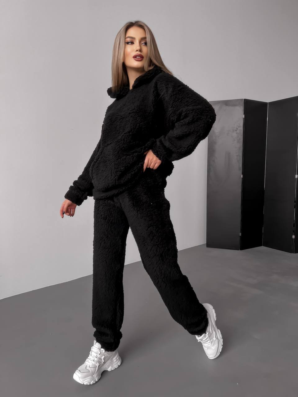 Женский теплый костюм с меха Тедди черного цвета 30297
