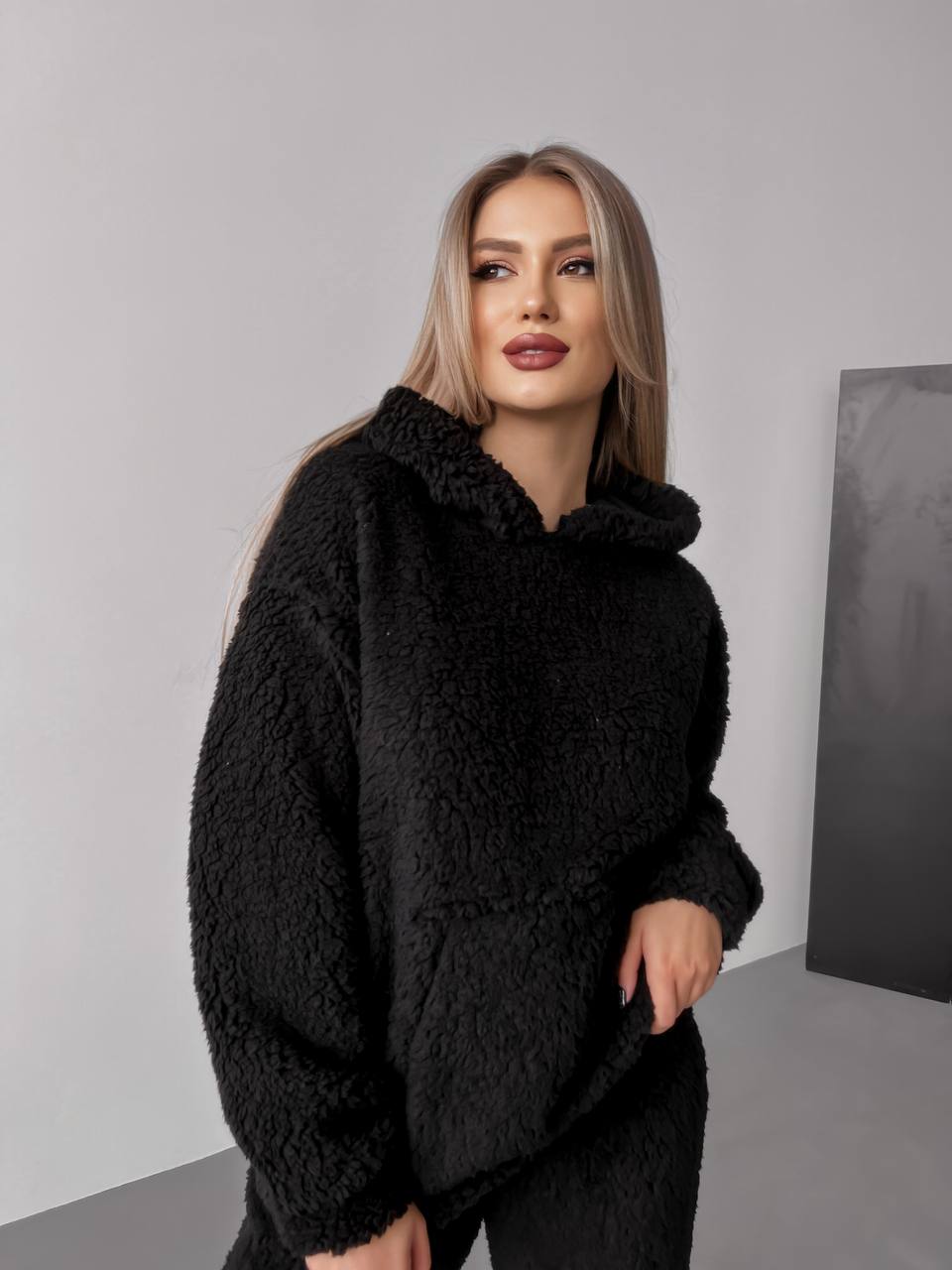 Женский теплый костюм с меха Тедди черного цвета 30297