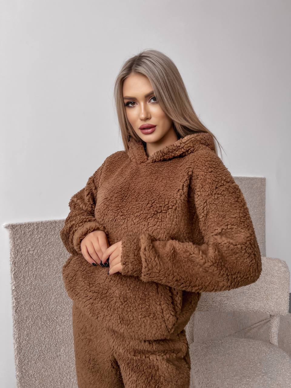 Жіночий теплий костюм з хутра Тедді коричневого кольору 30298