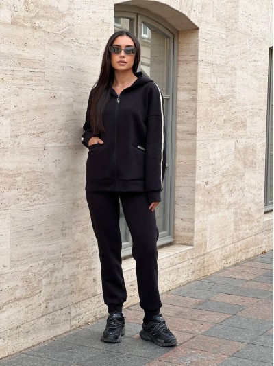 Жіночий теплий костюм із змійкою чорного кольору 25637