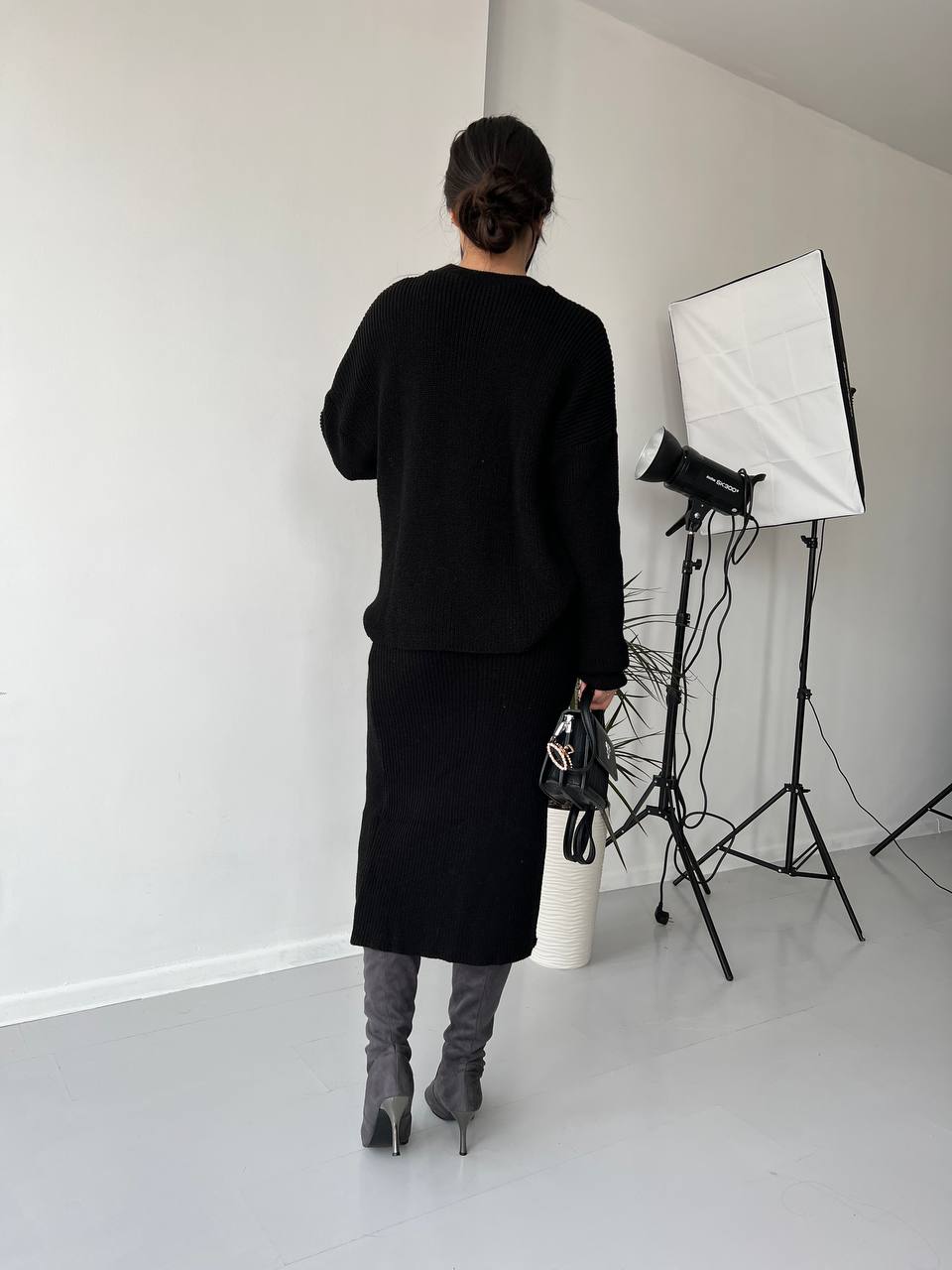 Жіночий теплий костюм зі спідницею чорного кольору 30417