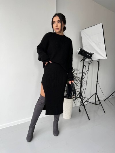 Жіночий теплий костюм зі спідницею чорного кольору 30417