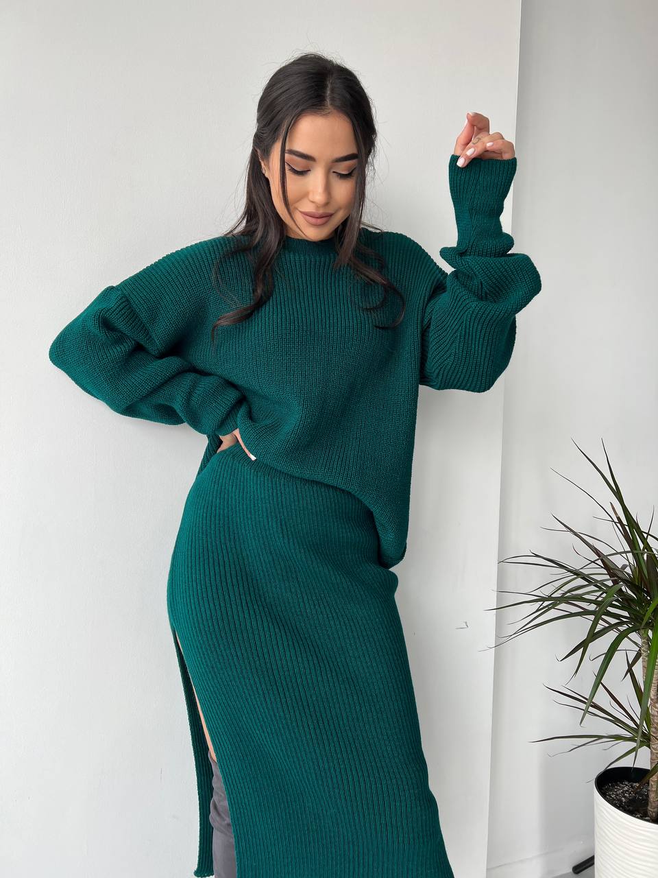 Жіночий теплий костюм зі спідницею смарагдового кольору 30418