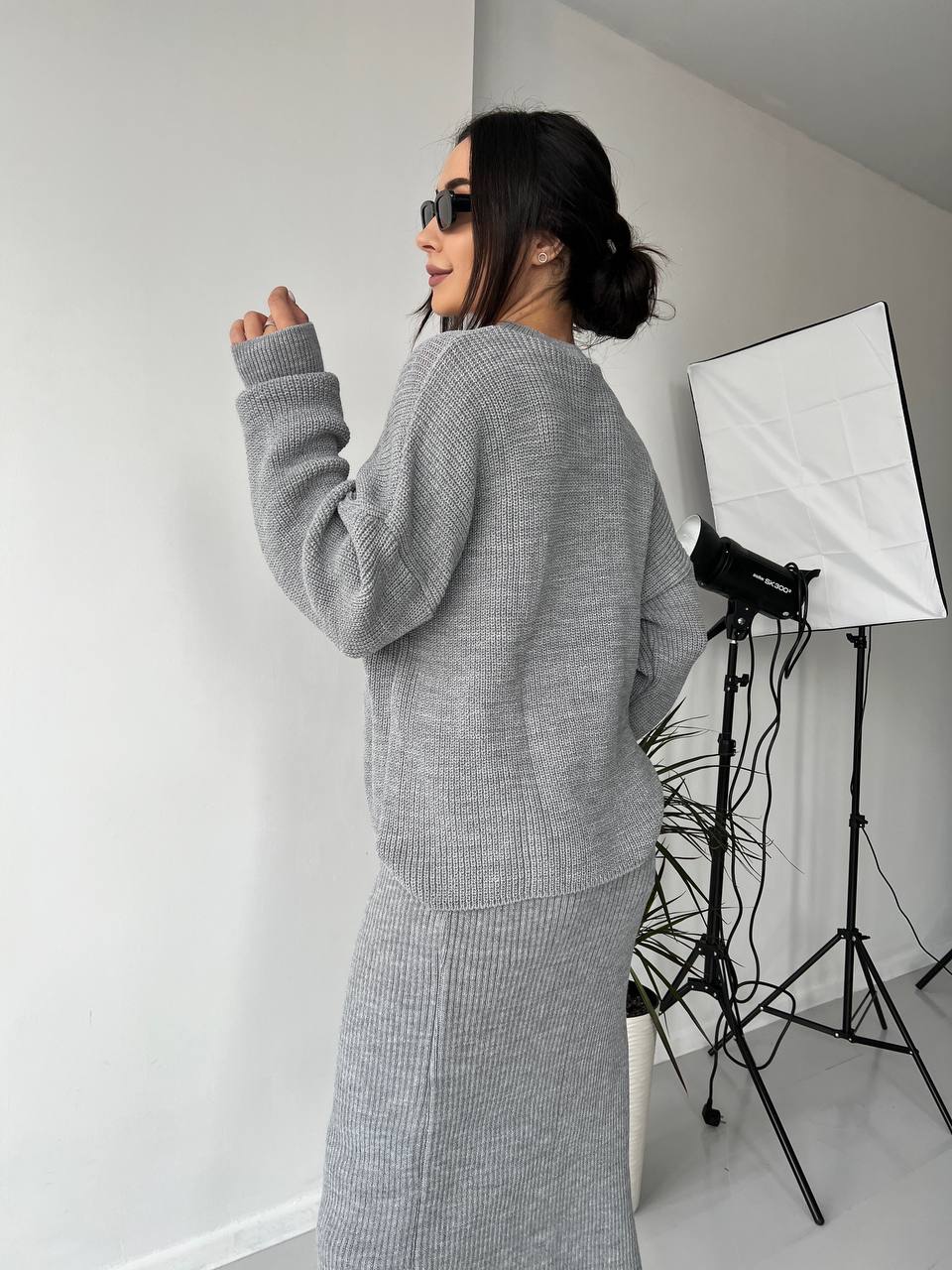 Жіночий теплий костюм зі спідницею сiрого кольору 30419