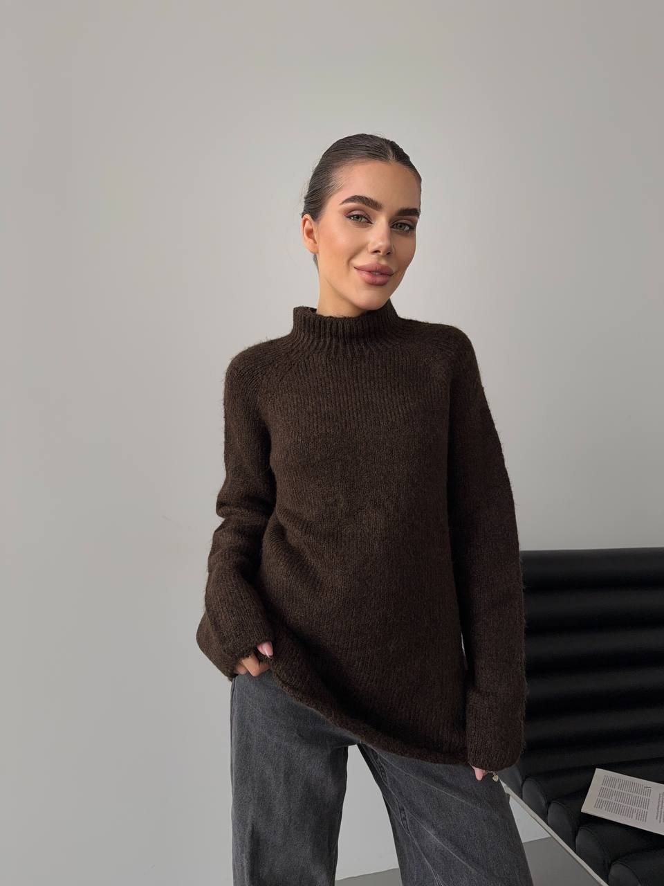 Жіночий теплий светр без шва коричневого кольору 30256