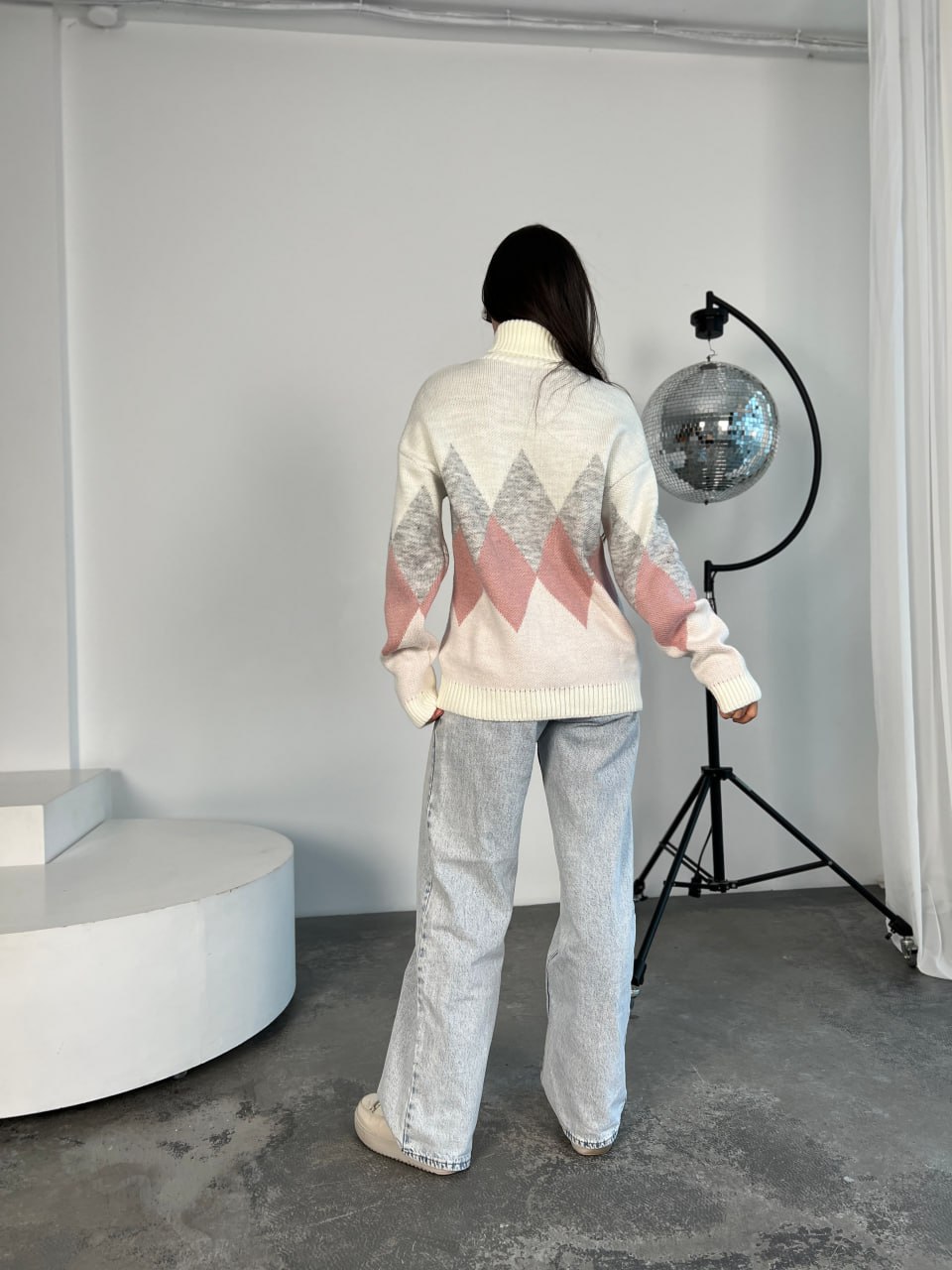 Жіночий теплий светр із горловиною молочного кольору 30266