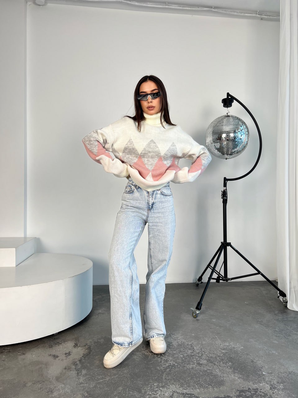 Жіночий теплий светр із горловиною молочного кольору 30266