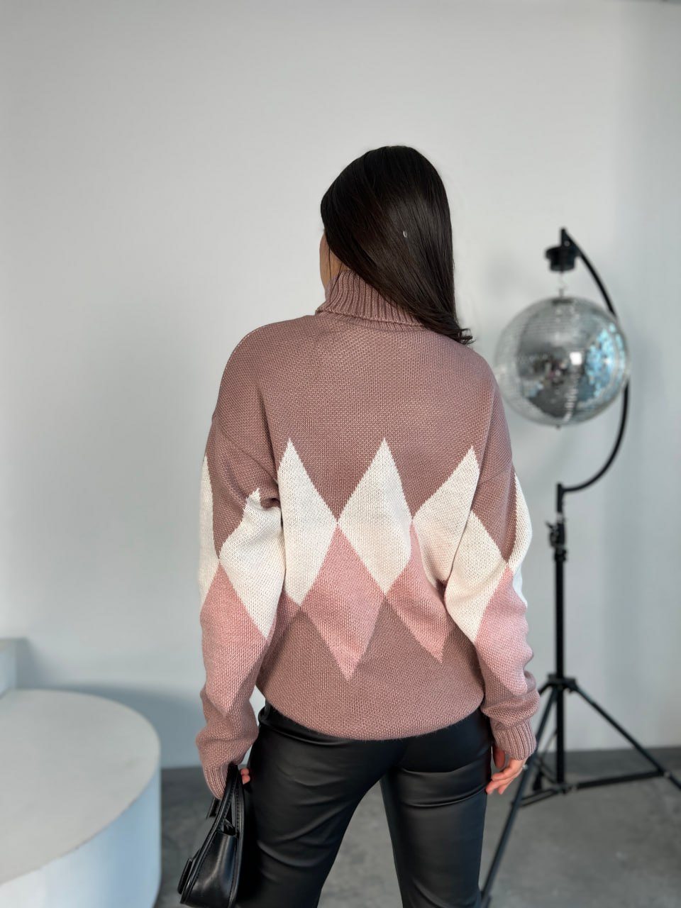 Жіночий теплий светр із горловиною пудрового кольору 30269