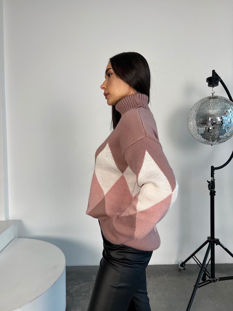 Жіночий теплий светр із горловиною пудрового кольору 30269