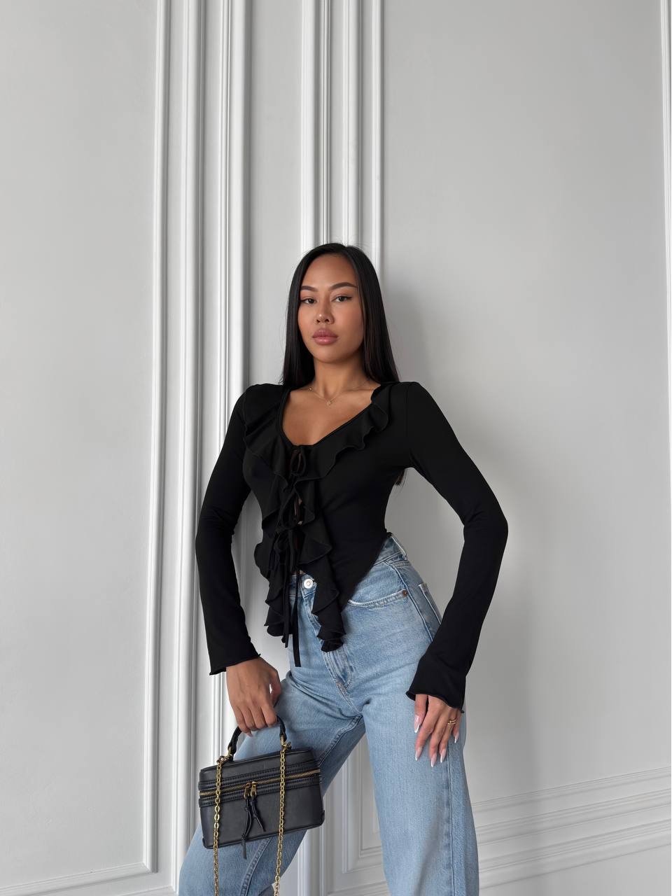 Жіночий топ із воланами на зав'язках чорного кольору 31660
